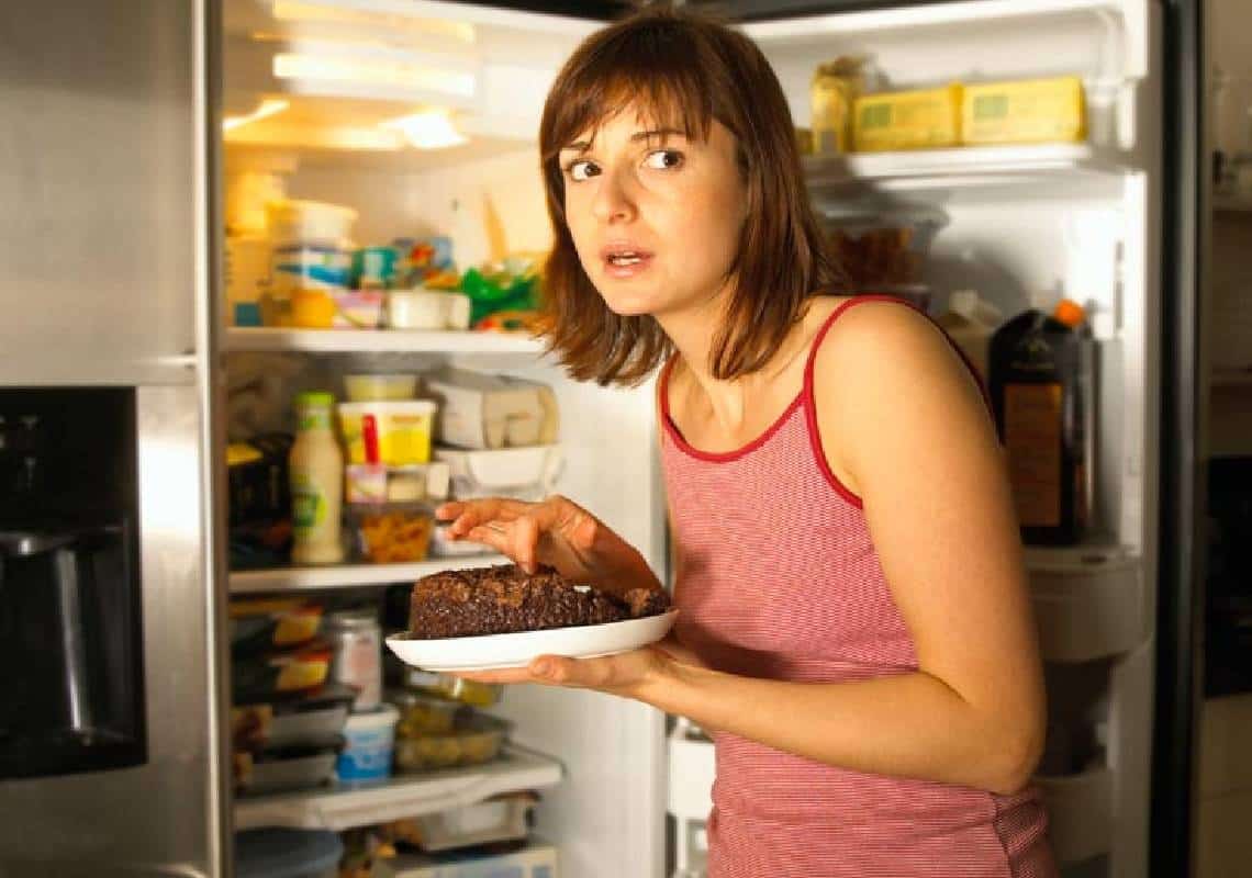 אוכלים בלילה? הנה כמה סיבות שיעזרו לכם להפסיק עם ההרגל המגונה 
