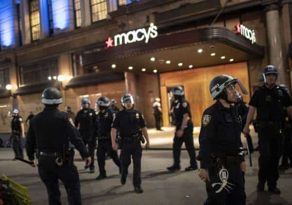 העוצר הלילי בניו יורק יימשך עד סוף השבוע, המושל כינה את תגובת המשטרה כ"מבישה"