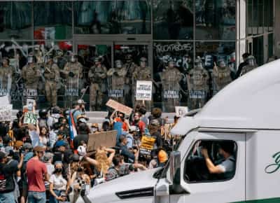 טראמפ מגייס 700 חיילי נחתים ו-2,000 חיילי משמר לאומי נוספים לדיכוי ההפגנות בלוס אנג'לס