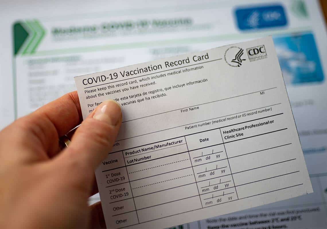 קליפורניה: רופאה נעצרה בחשד למכירת תעודות התחסנות מזויפות