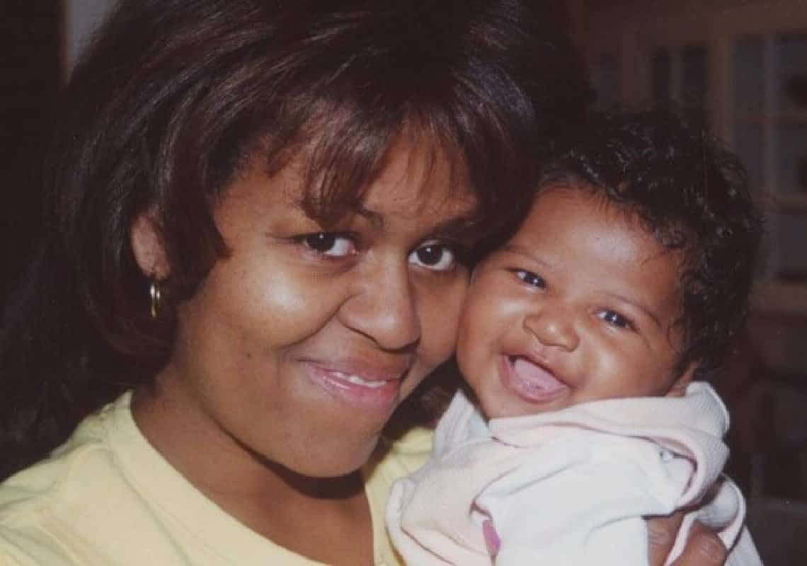 לכבוד יום הולדתה של סשה אובמה: מישל אובמה משתפת תמונה נדירה