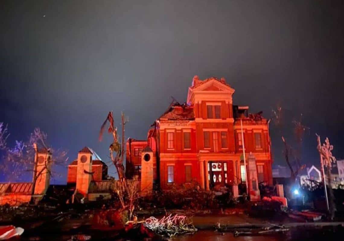 מאות לכודים במחסן אמזון, 70 הרוגים: סופות טורנדו קיצוניות משתוללות ברחבי ארה"ב