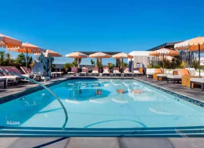 החום בלוס אנג'לס מציק לכם? עשרים בריכות במלונות יוקרה מציעות יום מפנק במחירים סבירים בהחלט