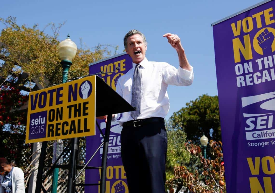 יממה לפתיחת הקלפיות בקליפורניה: שיעור התמיכה במושל ממשיך לזנק
