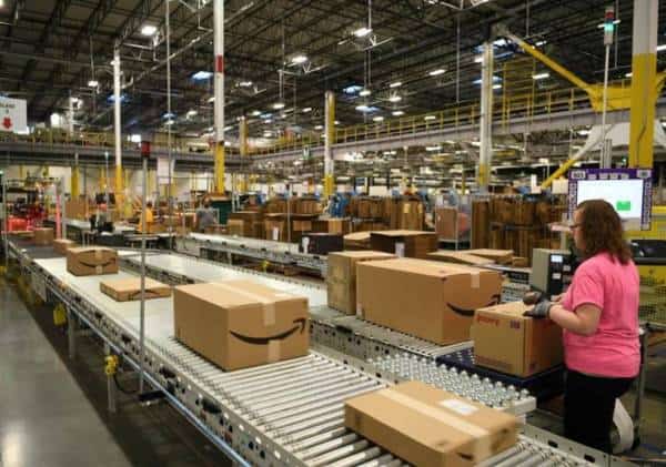 אמזון חוזרת לעבודה, מתכוונת להעסיק 100,000 עובדים נוספים, ולהעלות את שכרם