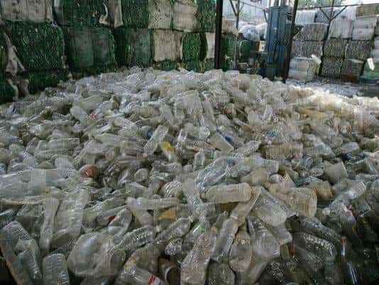 מחקר: בקבוקי מים מינרליים עלולים להכיל חלקיקי פלסטיק 