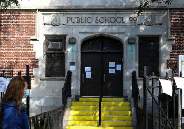 "חייבים להיאבק בגל השני": ראש עיריית ניו יורק הורה על סגירת בתי הספר