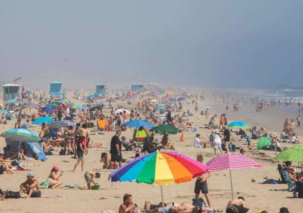 מושל קליפורניה נגד המבלים בחוף: "הנגיף לא לוקח חופש בסופ"ש"