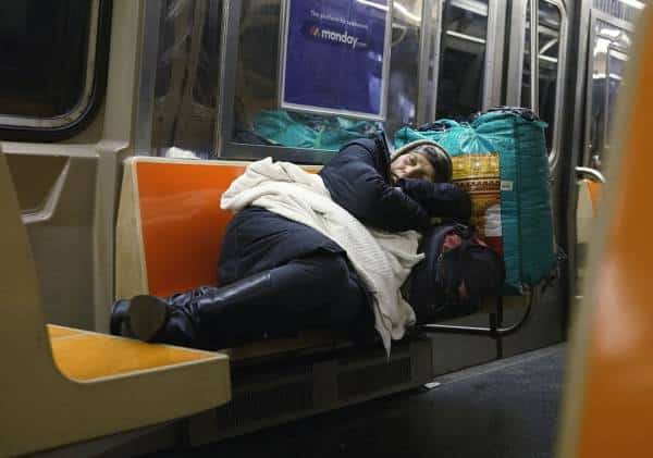 "גועל נפש וחוסר כבוד לעובדים החיוניים": כך דרי הרחוב ניצלו את המשבר והפכו את הרכבת התחתית לביתם החדש