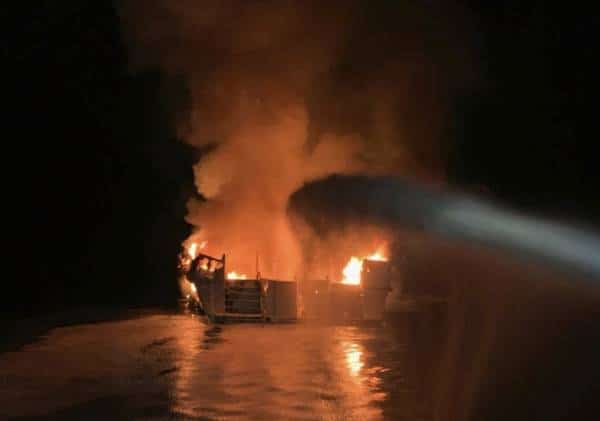 חשד לפלילים באסון ספינת הצלילה בקליפורניה: אנשי הצוות זינקו למים כשהנוסעים לכודים בלהבות