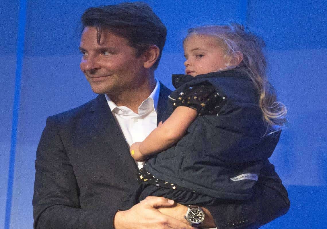 בראדלי קופר על בתו: ״היא לא אהבה את מתנת חג המולד שקניתי לה״