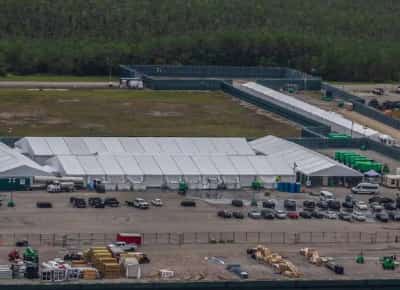 אלקטרז התנינים: שופטת בפלורידה שוקלת לסגור את מתקן המעצר למהגרים שנבנה באוורגליידס