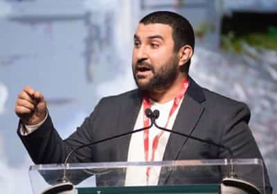 לקראת שלילת ויזה וגירוש מארה"ב: רשויות ההגירה עצרו פרשן בריטי שהילל את טבח ה-7 באוקטובר