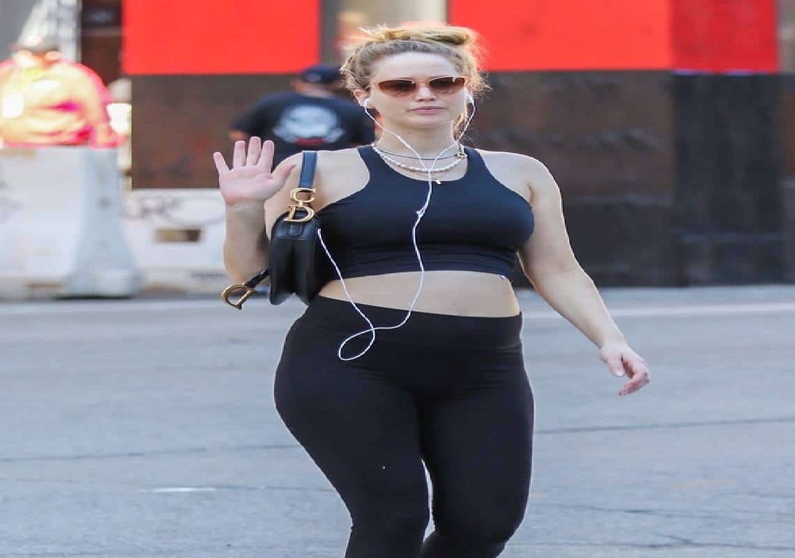 פפראצי נדיר: השחקנית ג'ניפר לורנס חושפת בטן הריונית