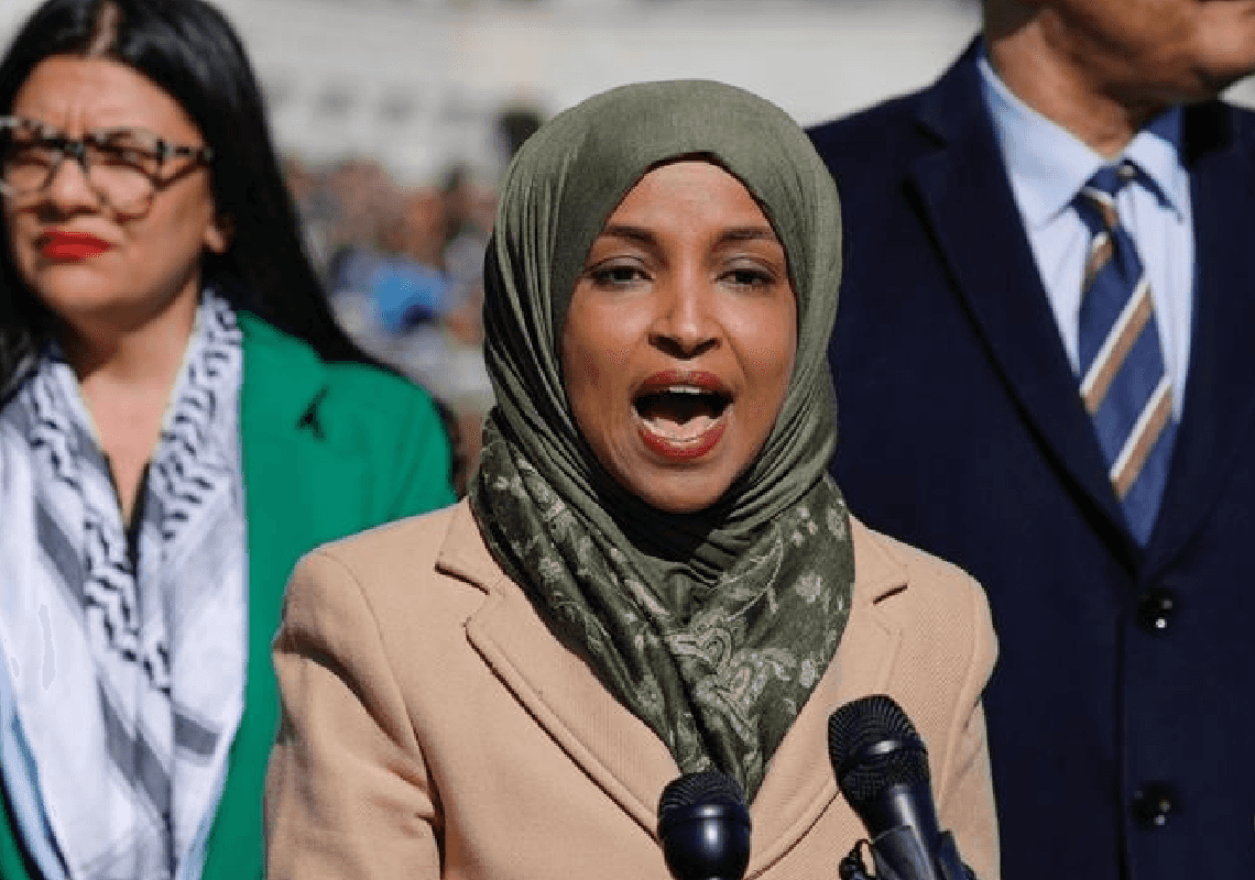 התגובה הגסה של אילהאן עומאר למפגין פרו-ישראלי שאמר לה: "לכי לעזה, מתוקה"