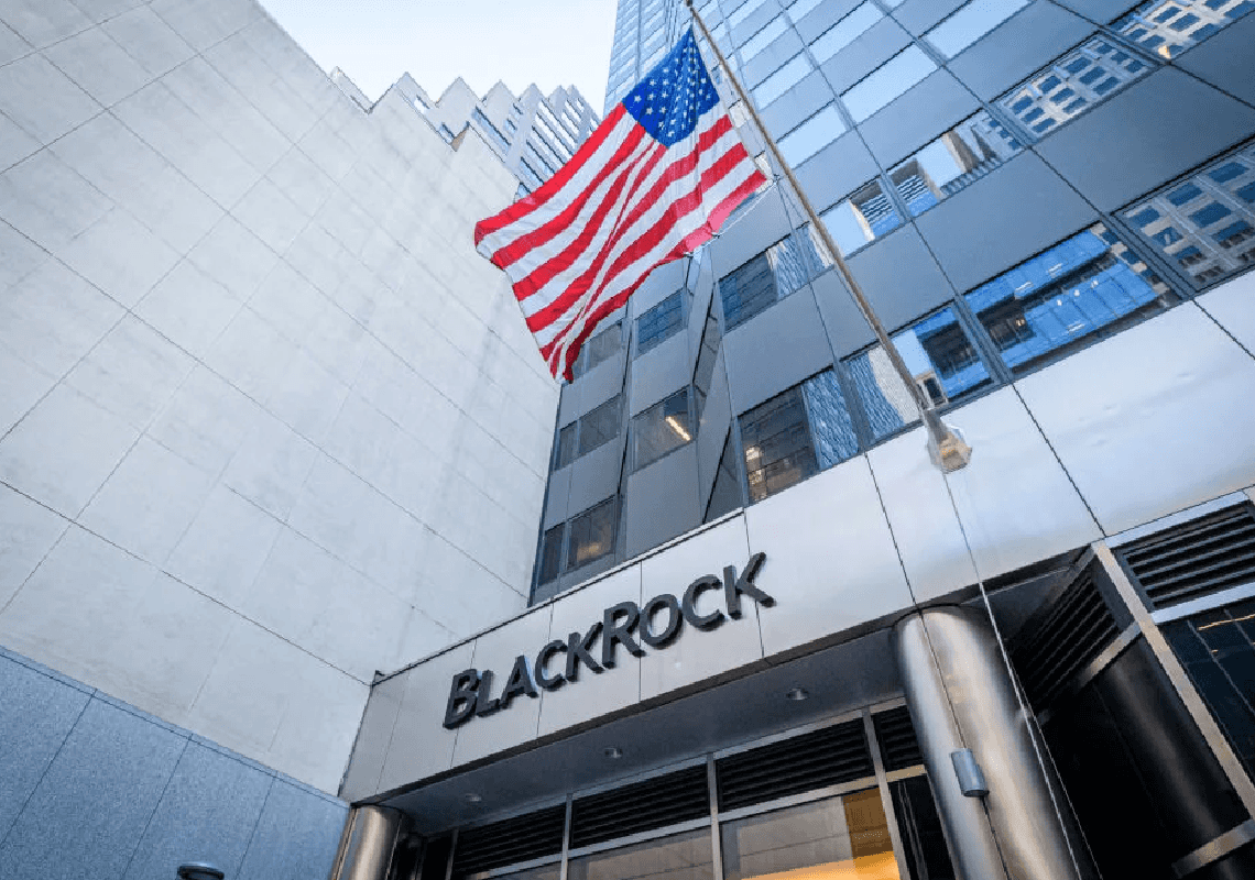 כך הפכה חברת 'בלאקרוק' מאוייבת הימין האמריקאי - לגיבורה של תנועת MAGA