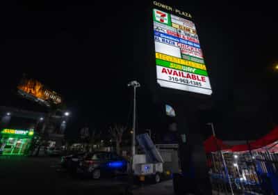 מוזיקה קלאסית במקום משטרה: מתחם קניות בהוליווד מצא דרך להרחיק את חסרי הבית