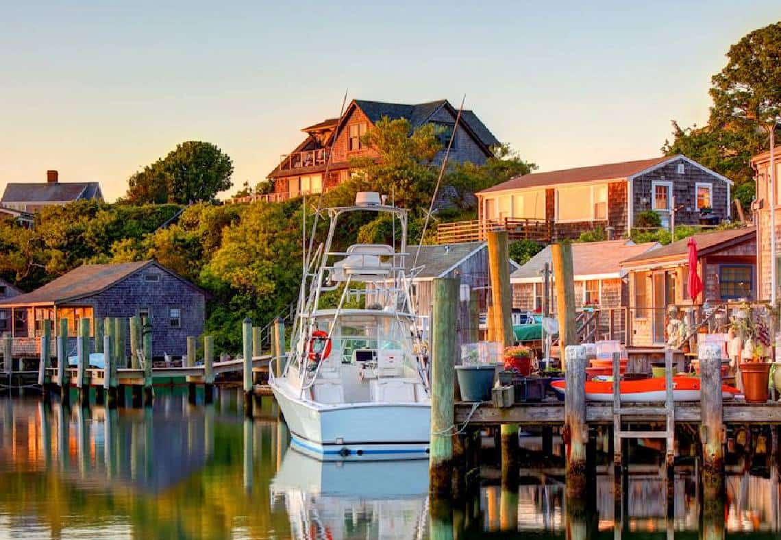 העוקץ של ממשל ביידן: מובלעות המיליארדרים הדמוקרטיות סווגו כ"אתרי הכנסה נמוכה" כדי לסבסד מטעני רכב חשמלי בהנחה