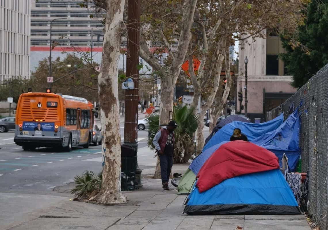 משבר ההומלסים: קליפורניה תסייע לאלפי דרי רחוב להיכנס לדיור קבוע