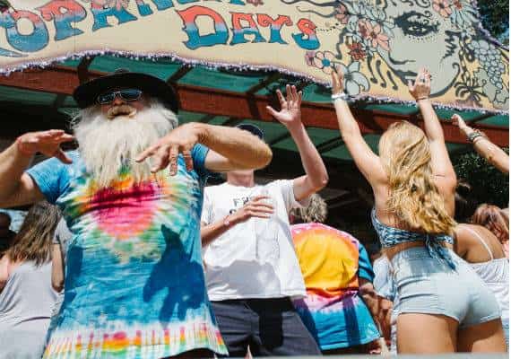 מופע שנות ה-60: פסטיבל הקאנטרי בטופנגה קניון חוזר עם מוסיקה, אוכל וחגיגות לכבוד אמא אדמה