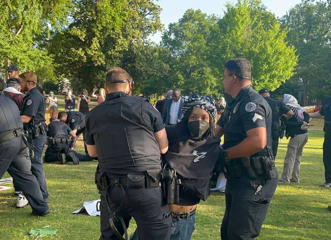 הושעו בשל הפגנות פרו פלסטיניות ותובעים את האוניברסיטה