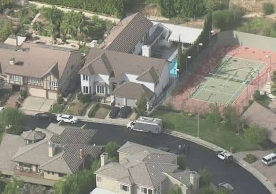 ירי קטלני במהלך פשיטה על בית בוואלי לוס אנג'לס: חמושה נורתה למוות בוודלנד הילס