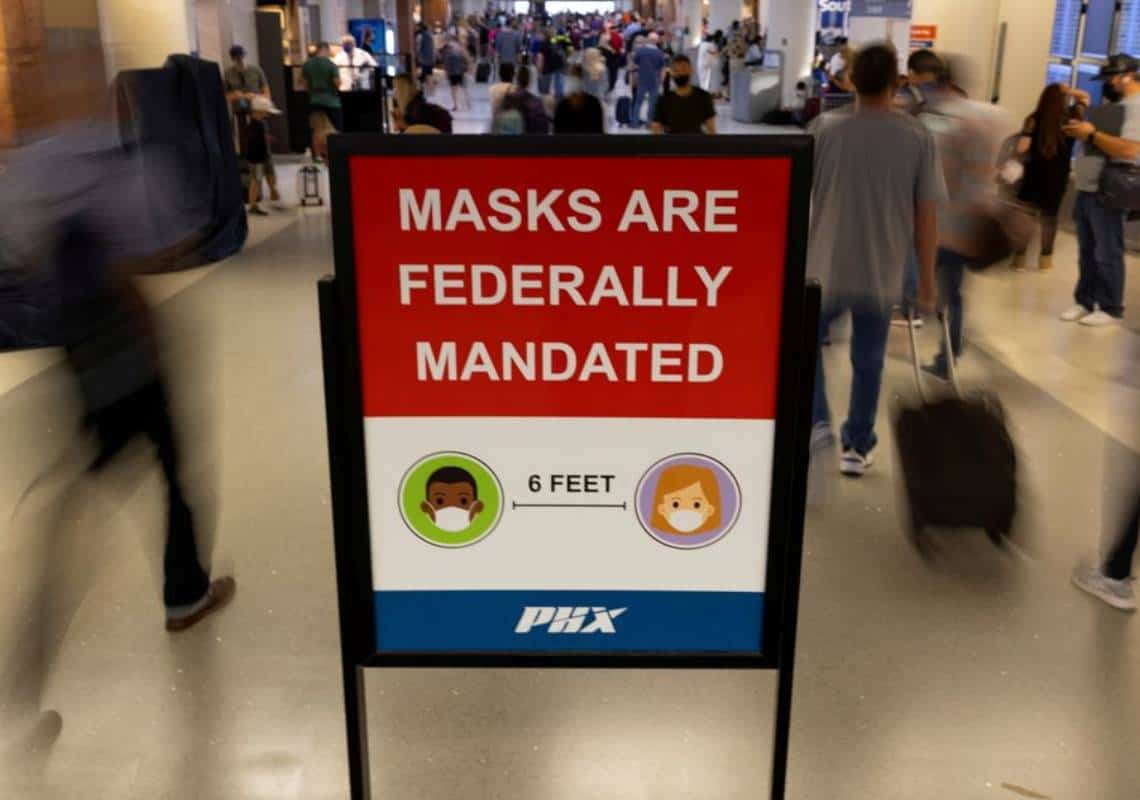 לאחר יותר משנה: ארצות הברית עשויה לבטל את חובת עטיית המסכות במטוסים