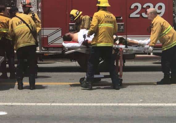 לוס אנג'לס: אדם שאיים על חייה של אישה נורה למוות; היא נפצעה קשה