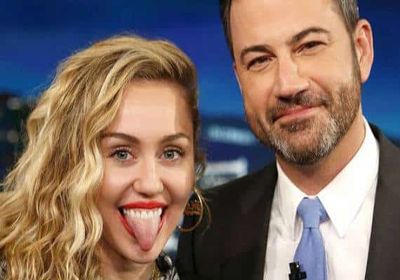 אחרי ריהאנה ובריטני הגיע תורה של סיירוס: ג'ימי קימל שוב נפל קרבן למתיחה קולנית שהעירה אותו מהשינה