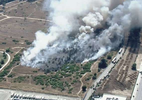 בלוני גז רבים התפוצצו במהלך שריפת חורש גדולה בוואלי לוס אנג'לס
