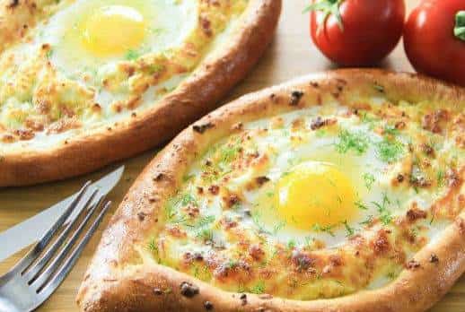 מגאורגיה באהבה: מאפה הלחם בגבינה, חצ'אפורי, כובש את המסעדות בניו יורק