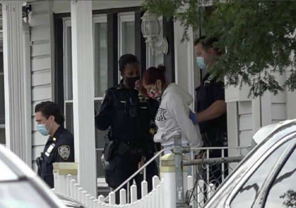 המפלצת מקווינס, ניו יורק: ילדה בשירותים והשליכה את התינוק בעוד חבל הטבור מחובר לגופו מחלון חדר האמבטיה