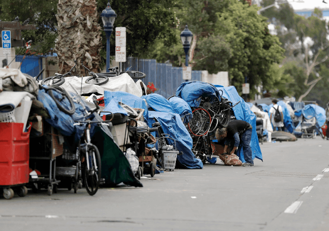 נוסעת איבדה את המזוודה שלה – ואיתרה אותה במאהל הומלסים בהוליווד