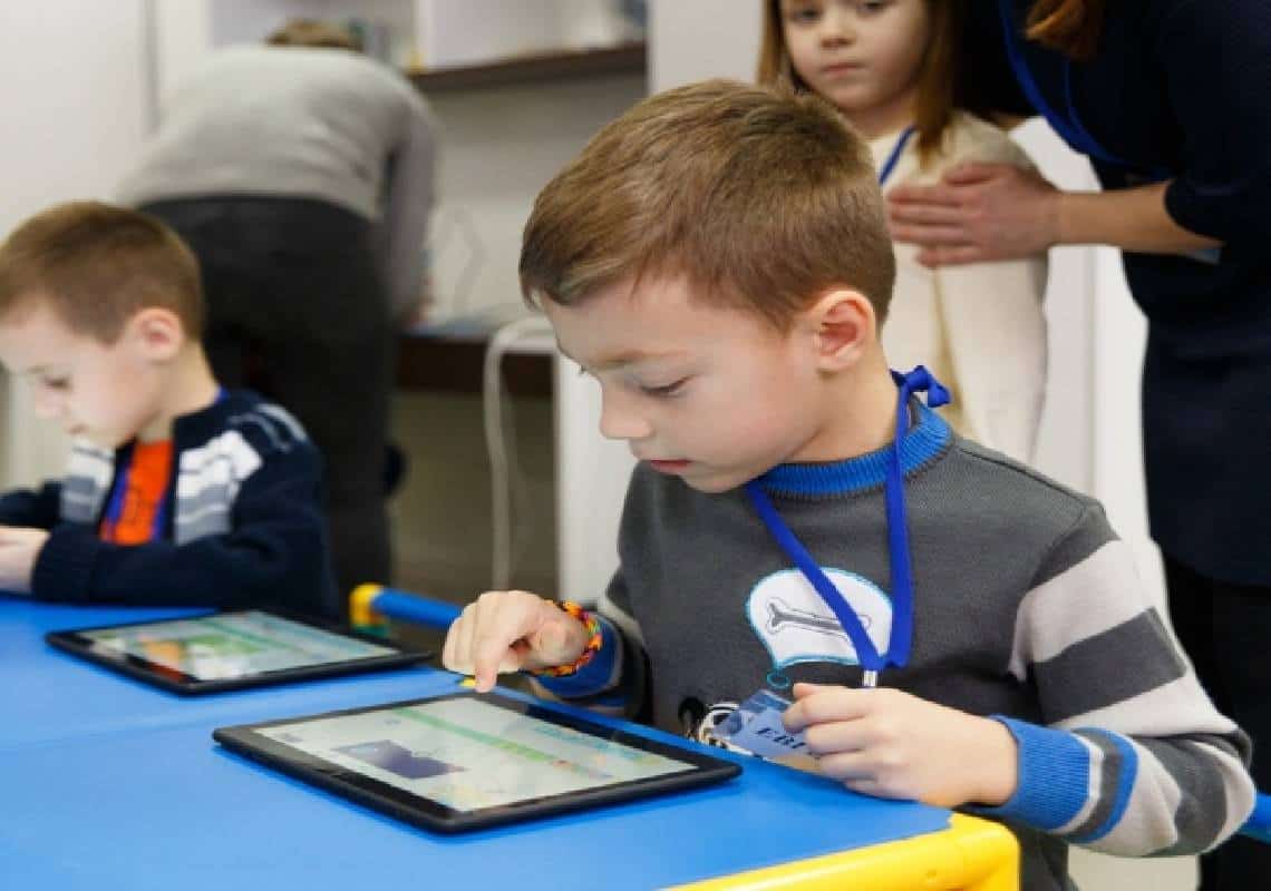 אכילת בינג' וצריכת מדיה חברתית מקושרים אצל ילדים