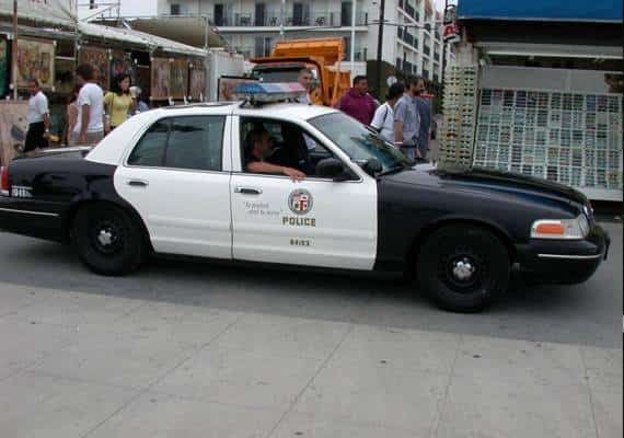 לוס אנג'לס: אדם נורה למוות על ידי המשטרה לאחר שנכנס למכונית סיור והמשיך בנסיעה אל השוטרים