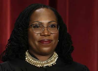 בית המשפט העליון מעניק לטראמפ ניצחון בלתי נתפס: השופטים מגבילים את כוח בתי המשפט לעצור את המדיניות הנשיאותית