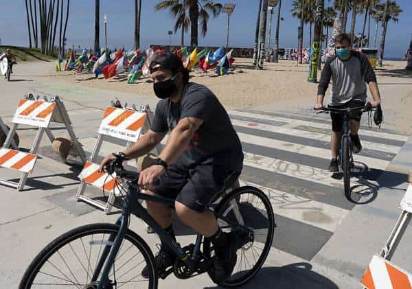 אור בקצה המנהרה: מדדי הקורונה הקריטיים בלוס אנג'לס השתנו משמעותית, האם העיר על סף הקלה במגבלות?