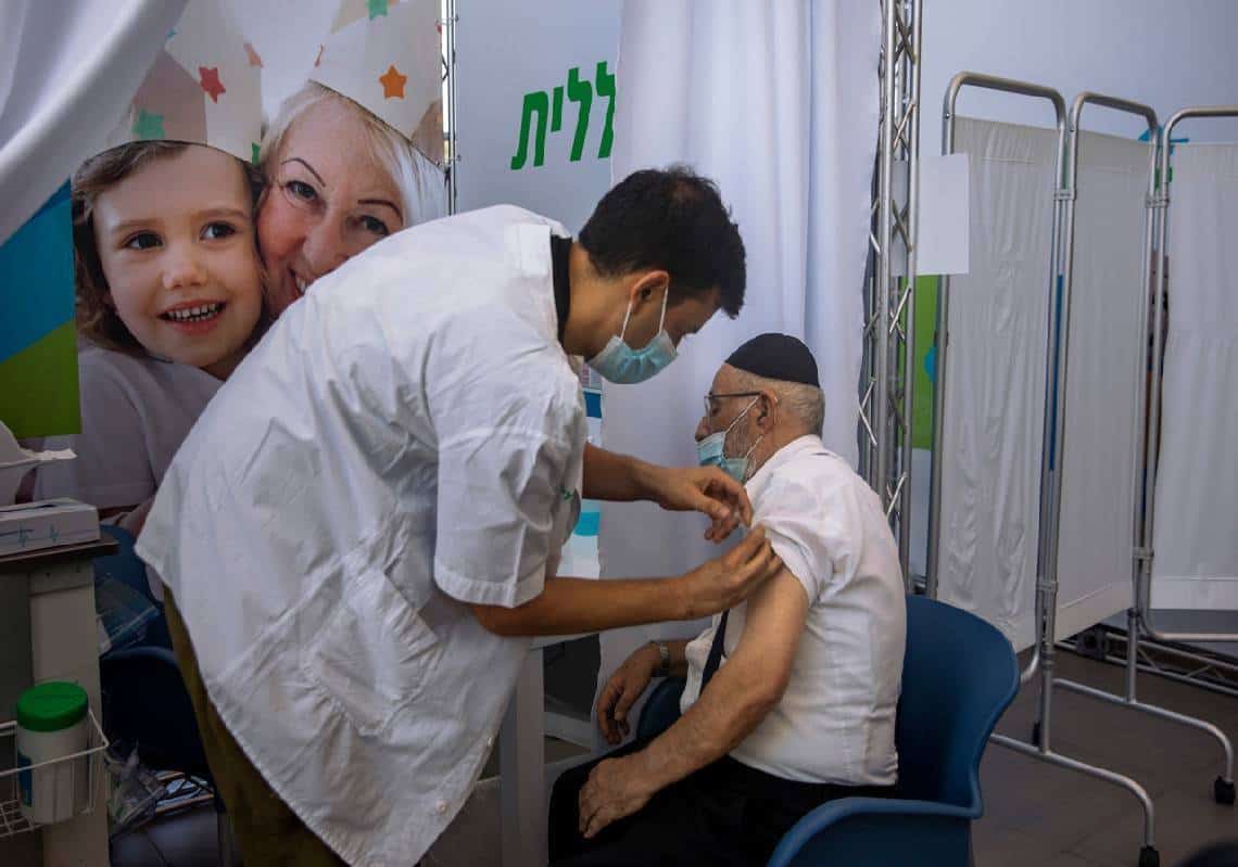 מחקר ישראלי ראשון מסוגו בעולם: "אותן תופעות לוואי קיימות בחיסון השלישי כמו בשני ובראשון"