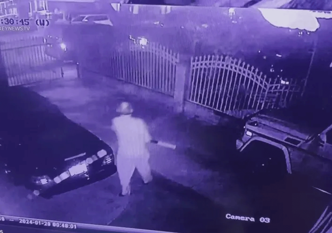 מכת הפריצות לרכבים באזור הוואלי בלוס אנג'לס: הבעלים תועדו מנהלים מאבק באמצעות מחבט בייסבול ואקדח