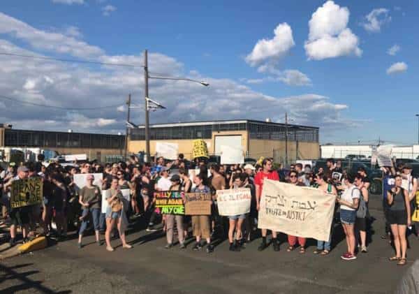 עשרות יהודים נעצרו במהלך הפגנה נגד רשויות ההגירה