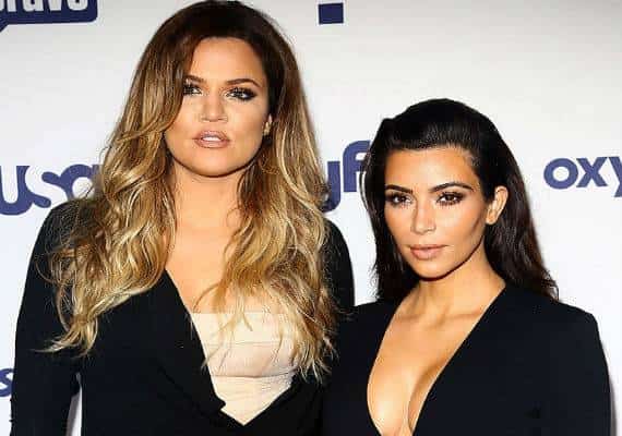 מוטב מאוחר: קים פתחה את המתנה שקיבלה מאחותה, קלואי, באיחור וגילתה ויברטור שחור