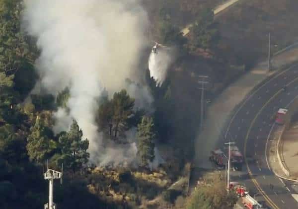 לוס אנג'לס: שריפה פרצה בסמוך למרכז גטי, שד' ספולבדה נסגרה לתנועה