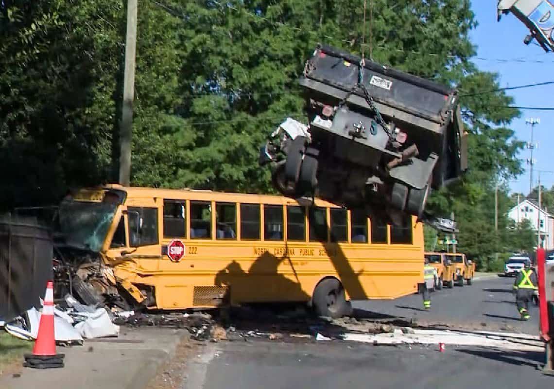 לפחות 17 פצועים בתאונה בין משאית ורכב להסעת תלמידים