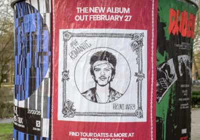 מהיום ועד ראשון: ברונו מארס מחלק פרחים בחינם בפופ-אפ מיוחד בלוס אנג'לס