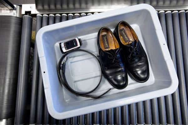 הניחו את החפצים שלכם עם החיידקים: מסתבר שדווקא אזור הביטחון בשדה התעופה לא בטוח 