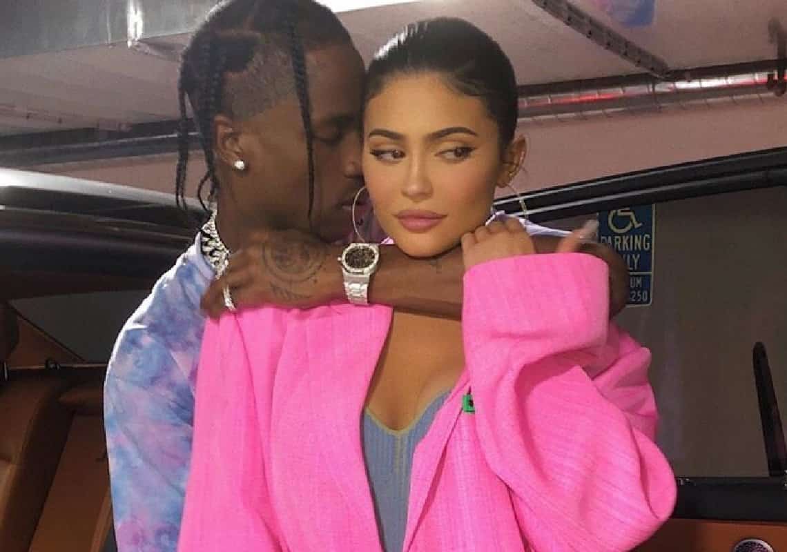 דוגמנית אינסטגרם אלמונית טוענת: ״בן זוגה של קיילי ג׳נר בוגד בה כל לילה״