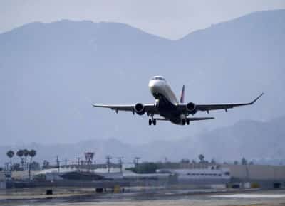 בלבול ופחד בשמיים: גלגלי המטוס כבר נגעו באספלט בנחיתה בדרום קליפורניה - ואז המריא שוב