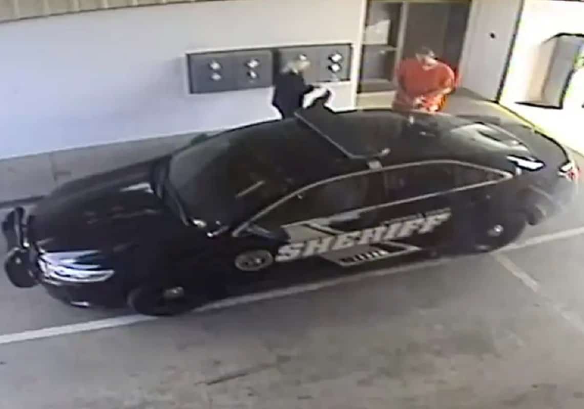 "ניהלו קשר רומנטי במשך שנתיים": נמשך המצוד אחר אסיר וסוהרת שנעלמו מבית הכלא