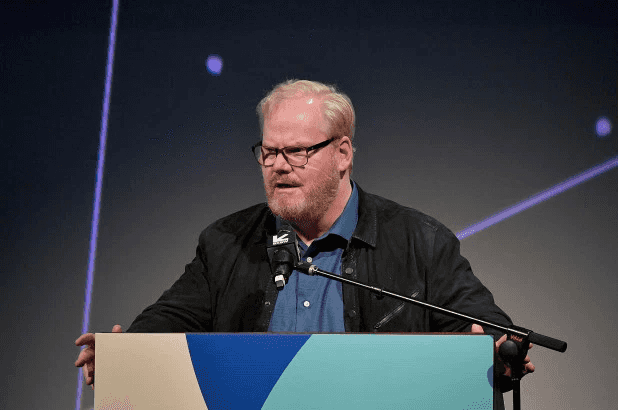 לא משחק ילדים: תושב ניו יורק תובע את ג'ים גפיגן לאחר שבתו פגעה בו עם כדור