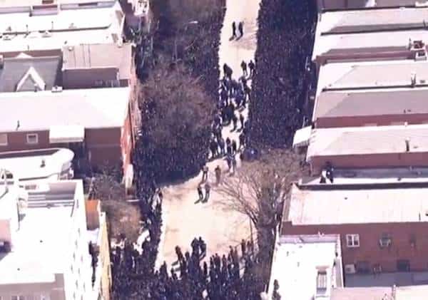 אירוע חריג בניו יורק: דיווחים על 2 שוטרים שנפגעו במהלך הלווית רב בברוקלין